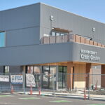 An external view of the Benton County Crisis Center on the corner of NW 4th Street and Van Buren Avenue in Corvallis, OR. / Vista exterior del Centro de Crisis del Condado de Benton en la esquina de NW 4th Street y Van Buren Avenue en Corvallis, OR.