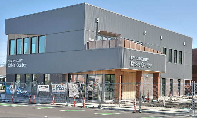 An external view of the Benton County Crisis Center on the corner of NW 4th Street and Van Buren Avenue in Corvallis, OR. / Vista exterior del Centro de Crisis del Condado de Benton en la esquina de NW 4th Street y Van Buren Avenue en Corvallis, OR.