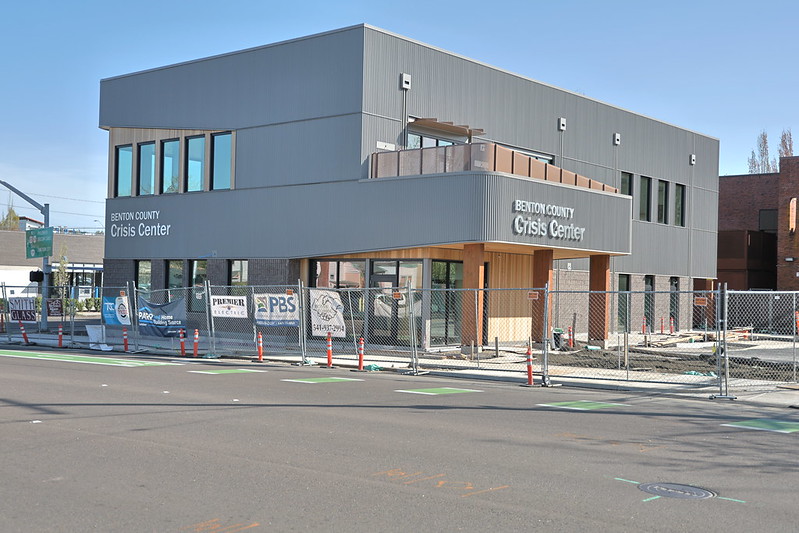 An external view of the Benton County Crisis Center on the corner of NW 4th Street and Van Buren Avenue in Corvallis, OR. / Vista exterior del Centro de Crisis del Condado de Benton en la esquina de NW 4th Street y Van Buren Avenue en Corvallis, OR.
