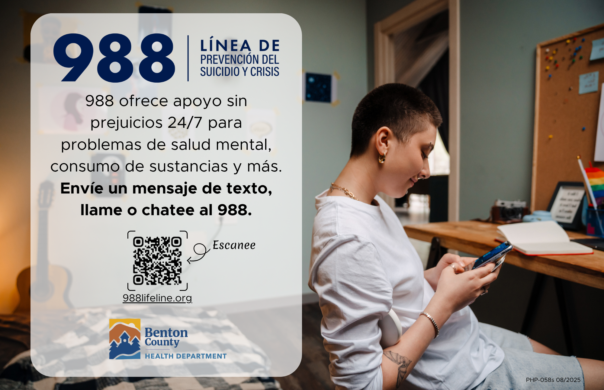 Estudiante universitario usa su celular en una habitación de la residencia. El texto dice: 988 ofrece apoyo sin prejuicios las 24/7 para problemas de salud mental, consumo de sustancias y más. Envíe un mensaje de texto, llame o chatee al 988.