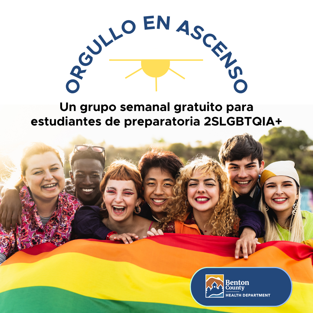 Un grupo diverso de adolescentes sonrientes sosteniendo una bandera del orgullo. El texto dice: "Orgullo en ascenso, un grupo semanal gratuito para estudiantes de preparatoria 2SLGBTQIA+
