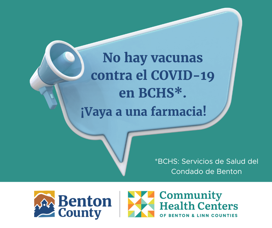 Sobre un fondo verde azulado, un megáfono azul claro con un globo de diálogo que dice "¡No hay vacuna contra la COVID-19 en los Servicios de Salud del Condado de Benton! ¡Visite una farmacia!" en texto azul oscuro.