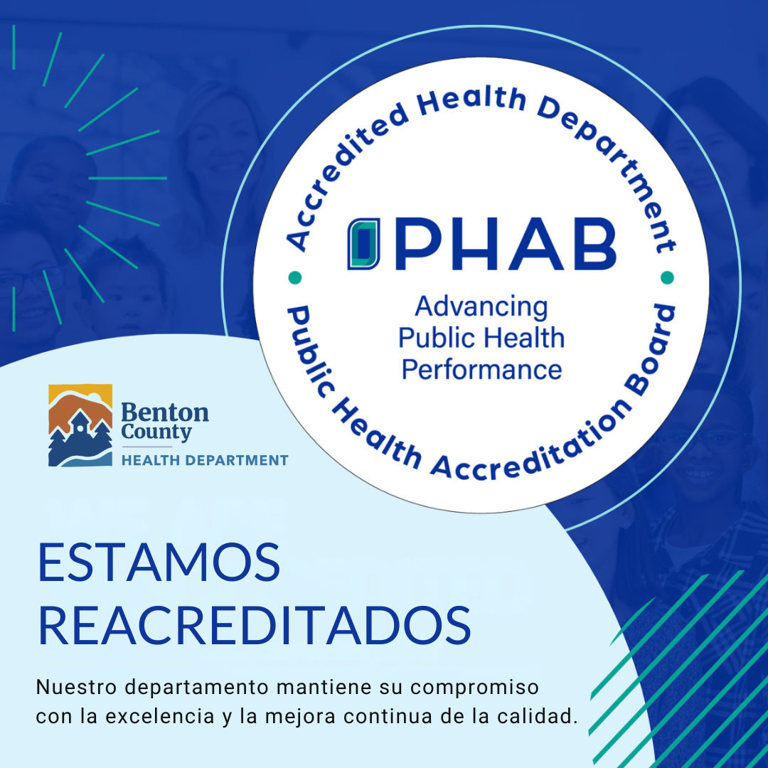 Sello de la Junta de Acreditación de Salud Pública (PHAB) con el texto que dice: Hemos sido reacreditados. Nuestro departamento mantiene su compromiso con la excelencia y la mejora continua de la calidad.