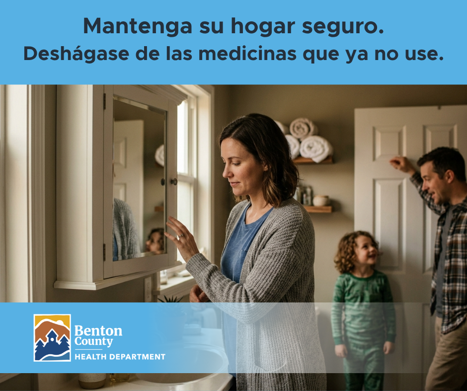 Una familia en un baño, con una mujer abriendo un botiquín, promoviendo la eliminación segura de medicinas que no usa.