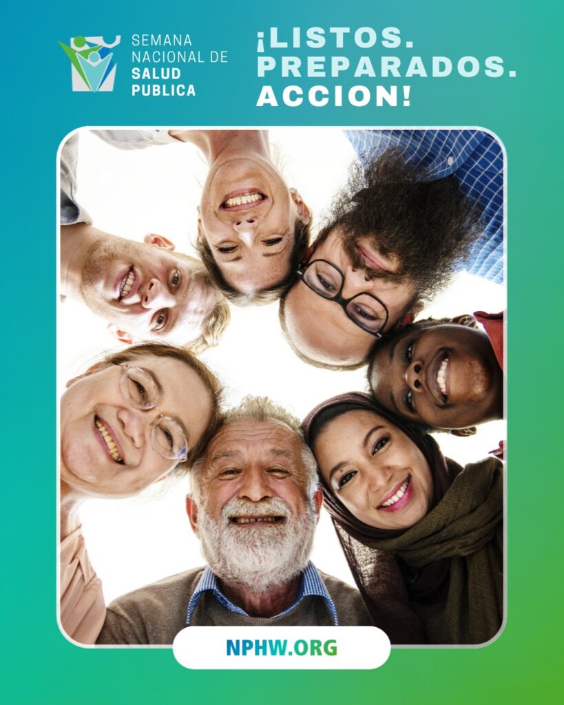 Grupo de personas diversas de pie en círculo, mirando hacia abajo, simbolizando la unidad para la Semana Nacional de la Salud Pública.