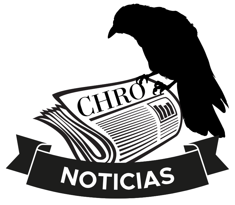 Un pajaro negro parado encima de un periodico nombrado ‘CHRO,’ con un letrero diciendo ‘Noticias."