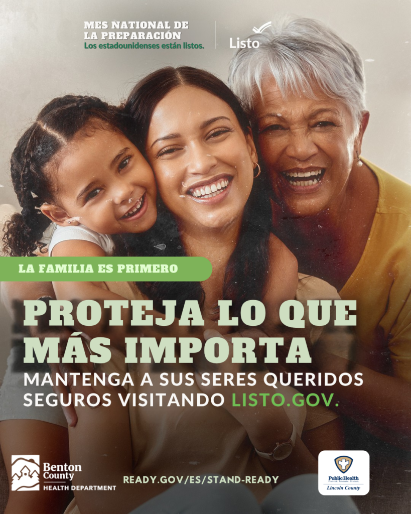 Tres generaciones de mujeres sonriendo juntas, promoviendo la seguridad familiar durante el Mes Nacional de la Preparación.