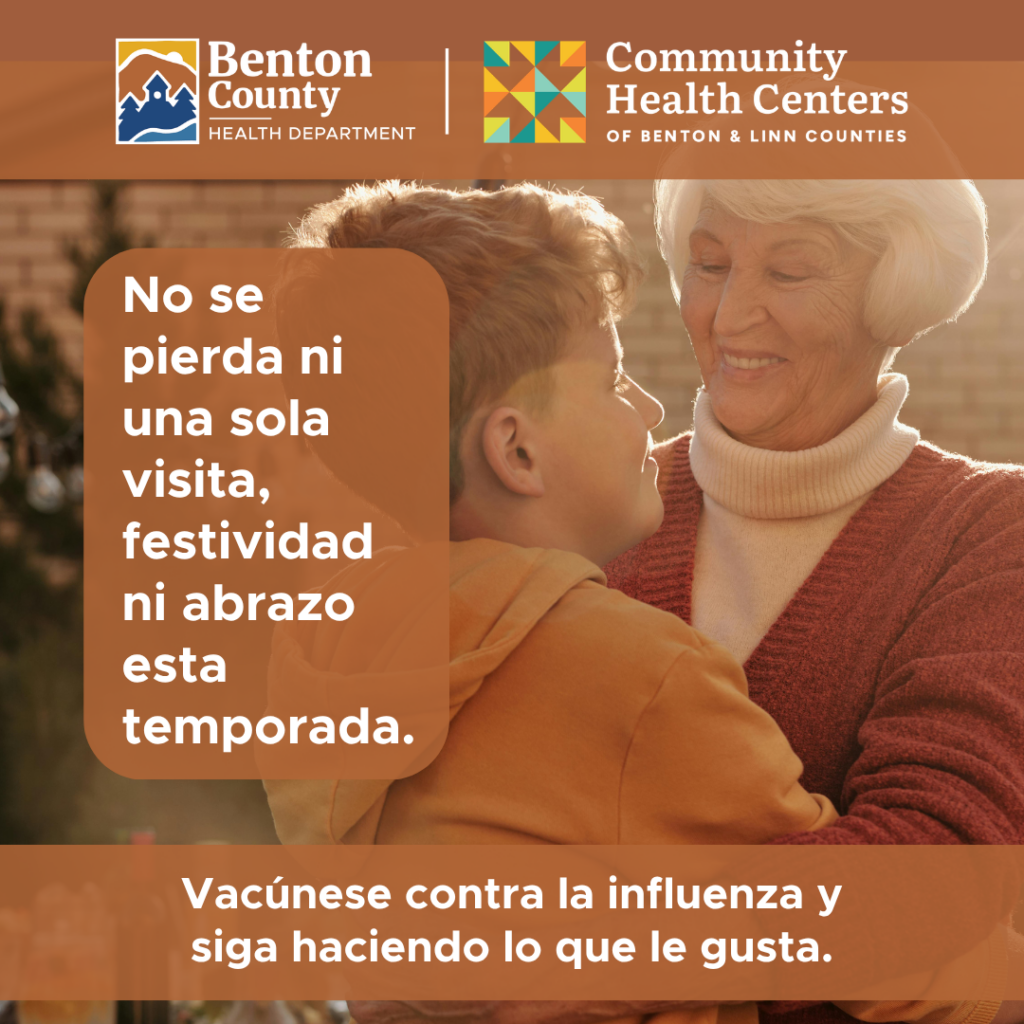 Una mujer mayor abraza a un niño, con un mensaje que invita a no perderse ni una sola visita, festividad o abrazo esta temporada, promoviendo la vacunación contra la influenza y el COVID, y comparte un mensaje que invita a no perderse ni una sola visita, festividad ni.