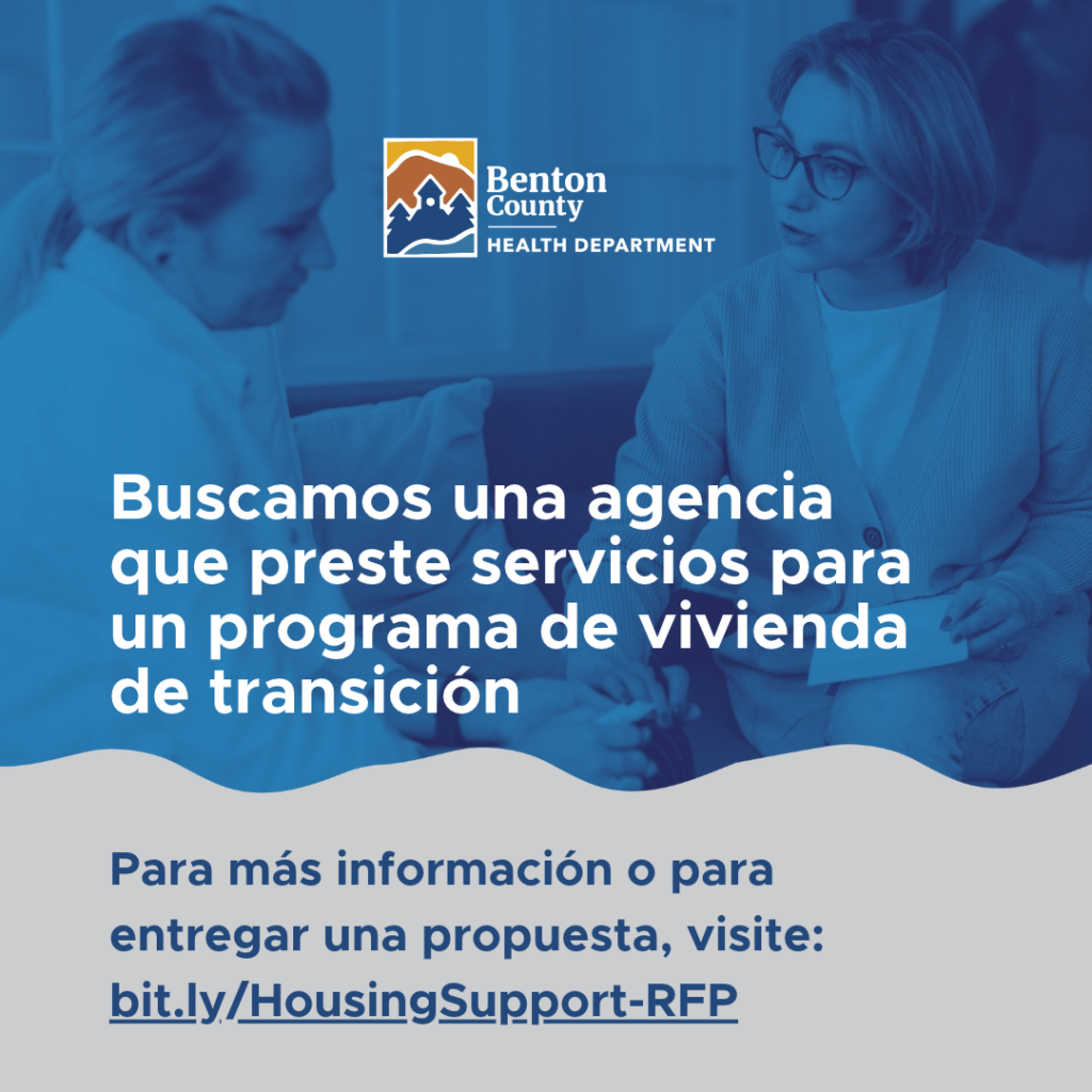 Dos mujeres mantienen una plática seria sobre el hecho de que el Departamento de Salud del Condado de Benton busca un proveedor de servicios para brindar apoyo relacionado con la vivienda de transición.